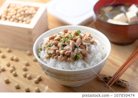 納豆 說到日本料理，納豆飯（日本早餐形象）是一道傳統的日本菜餚，採用營養豐富的大豆製成。 107850474