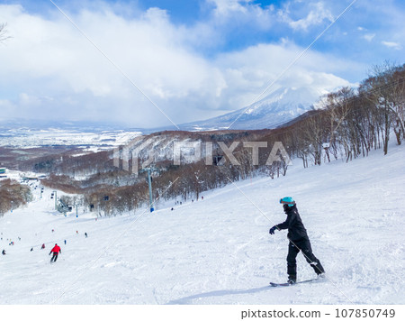 Ski resort overlooking the snowy volcano (Niseko, Hokkaido) 107850749