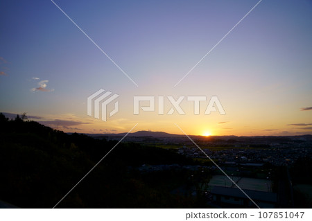 Distant view of Mt. Ikoma in clear autumn weather between Japan and Japan 107851047