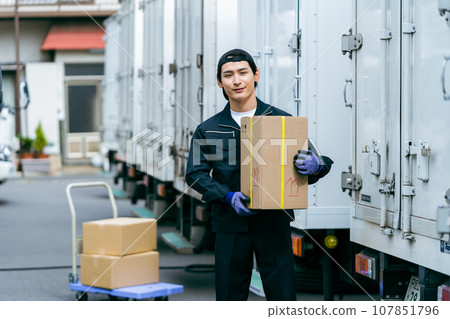 站在卡車前的年輕人 107851796