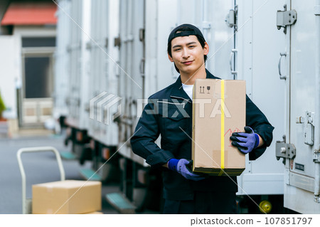 站在卡車前的年輕人 107851797