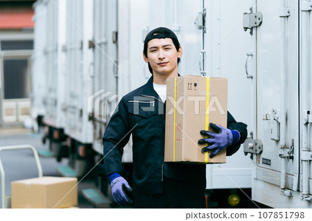 站在卡車前的年輕人 107851798