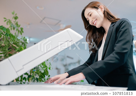 製作彩色副本的年輕女子 107851813