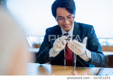 評估貴金屬的採購專家 107851835