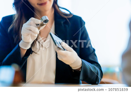 評估智慧型手機的買家,不露面 評估智慧型手機的買家,不露面 107851839