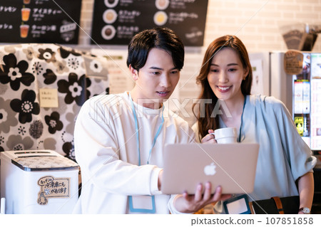 Employees who work at a free address and have lowered their employee ID cards 107851858