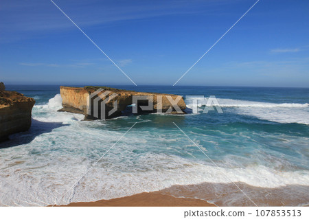 The London Bridge rock formation 107853513