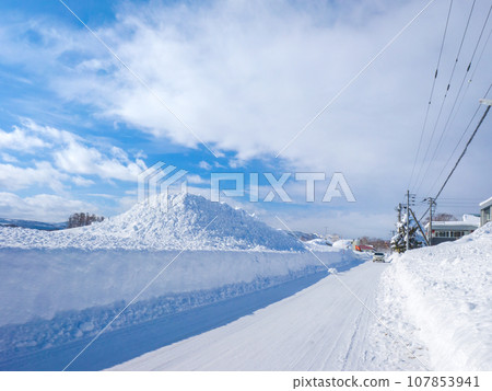 犁過的道路和路邊積雪（北海道新雪谷町） 107853941