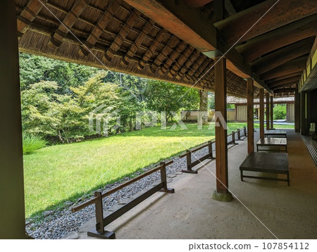 一個古老的私人住宅在夏天 107854112