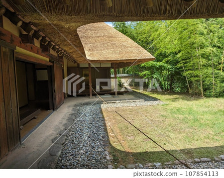 一個古老的私人住宅在夏天 107854113