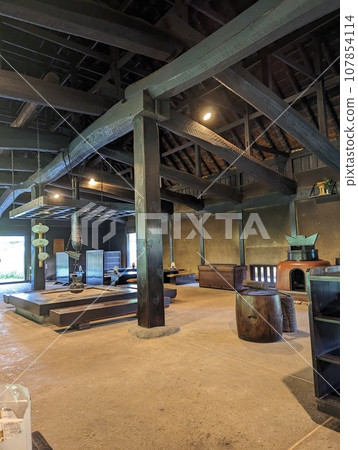 一個古老的私人住宅在夏天 107854114