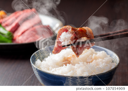 Scene of eating grilled meat and hot rice together 107854909