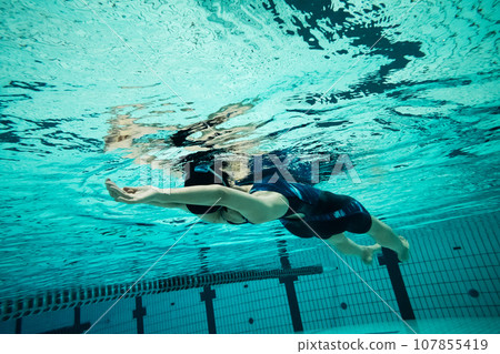 仰面漂浮在泳池中 107855419