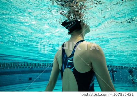 在深水池中行走 107855421