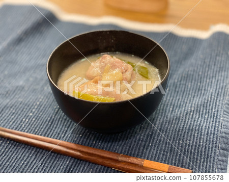 雞湯味道鮮美。用雞肉、糯米和蔬菜熬煮的雞湯。 107855678