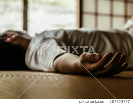一個男人睡在日式房間裡 107855777