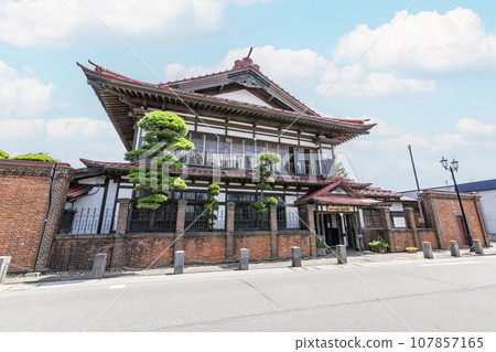 青森縣五所川原市,晴天的太宰治紀念館“書生館” 青森縣五所川原市,晴天的太宰治紀念館“書生館” 107857165