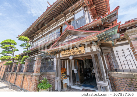 青森縣五所川原市,晴天的太宰治紀念館“書生館” 青森縣五所川原市,晴天的太宰治紀念館“書生館” 107857166