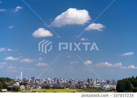 Refreshing blue sky and suburban scenery [Yokkaichi city] 107857216