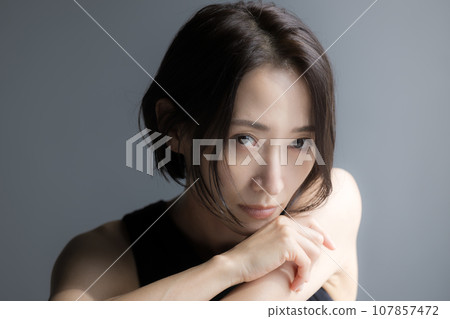Close-up of a cool, handsome and beautiful woman looking at the camera with sharp eyes 107857472