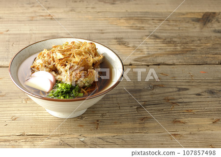炸魚餅和蔥蕎麥麵、天婦羅蕎麥麵 炸魚餅和蔥蕎麥麵、天婦羅蕎麥麵 107857498