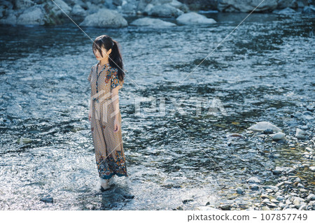 在山間溪流上玩的女孩 107857749