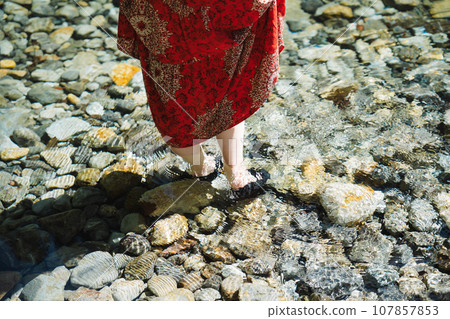 一個穿著紅色衣服的女人站在山澗裡 107857853