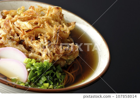 黑色背景下拍攝的炸蕎麥麵、魚餅、蔥和天婦羅蕎麥麵 黑色背景下拍攝的炸蕎麥麵、魚餅、蔥和天婦羅蕎麥麵 107858014