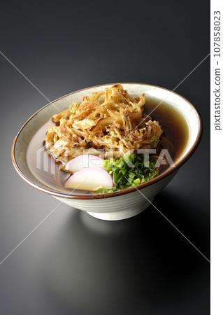 黑色背景下拍攝的炸蕎麥麵、魚餅、蔥和天婦羅蕎麥麵 黑色背景下拍攝的炸蕎麥麵、魚餅、蔥和天婦羅蕎麥麵 107858023