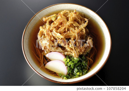 黑色背景下的炸蕎麥麵、魚餅、蔥和天婦羅蕎麥麵的頭頂照片 107858204