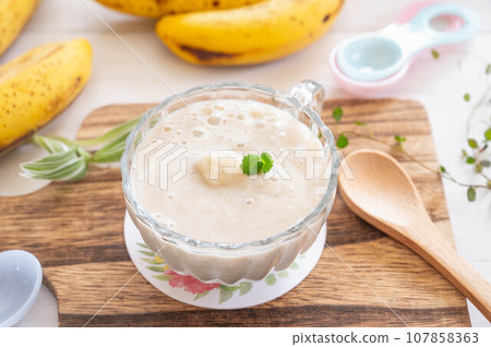 香蕉 豆漿 酸奶 香蕉 豆漿 酸奶 107858363