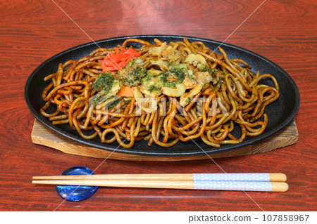 Sauce Fried Noodles 107858967