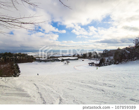 俯瞰遠處大湖的安靜滑雪場(福島縣豬苗代) 俯瞰遠處大湖的安靜滑雪場(福島縣豬苗代) 107859389