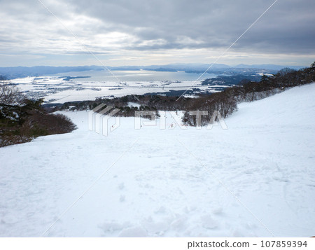 俯瞰遠處大湖的安靜滑雪場（福島縣豬苗代） 107859394