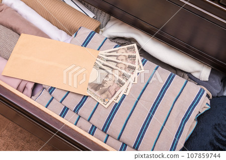 [10,000 yen bill with an envelope hidden in the chest] 107859744