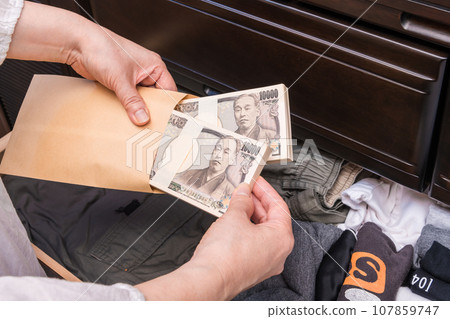 [A housewife who hides a wad of money in the drawer] 107859747
