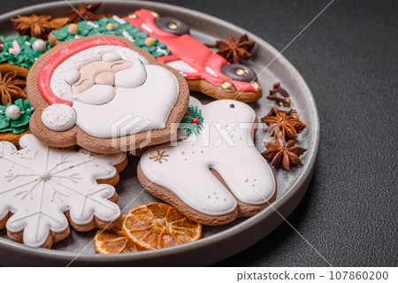 Fresh delicious baked christmas or new year gingerbread cookies 107860200