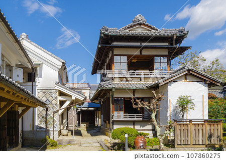 An old folk house with a large storehouse with sea cucumber walls (Iwamura-cho, Ena City, Gifu Prefecture) An old folk house with a large storehouse with sea cucumber walls (Iwamura-cho, Ena City, Gifu Prefecture) 107860275