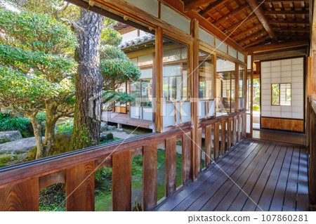 日本古宅的走廊（岐阜縣惠那市岩村町） 107860281
