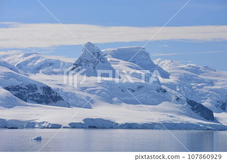 The last unexplored region on earth, the spectacular view of the Antarctic Peninsula 107860929