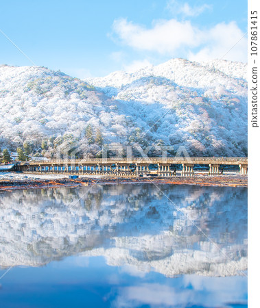 京都渡月橋雪景 107861415