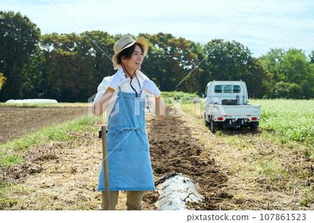 一個男人在田裡收割莊稼 一個男人在田裡收割莊稼 107861523