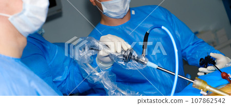 Selective focus on the hand of a surgeon operating a laparoscopic manipulator. 107862542
