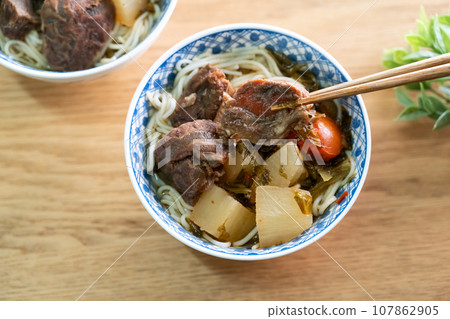 牛肉麵 牛肉 麵 麵條 Beef noodle soup ビーフヌードル 107862905