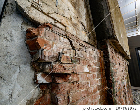 The brick interior wall of [HIBIYA OKUROJI] preserved as it was when the viaduct was constructed 107862952