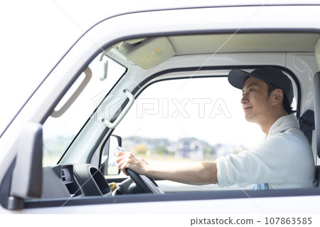 駕駛輕型卡車的司機 107863585