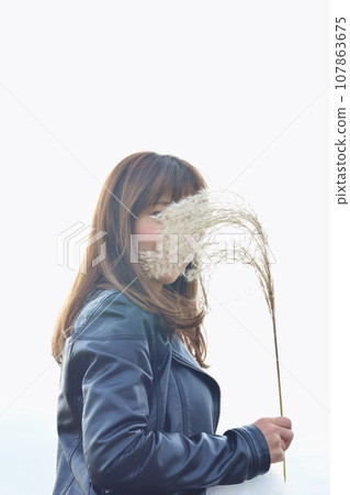 長著潘帕斯耳的女人 107863675