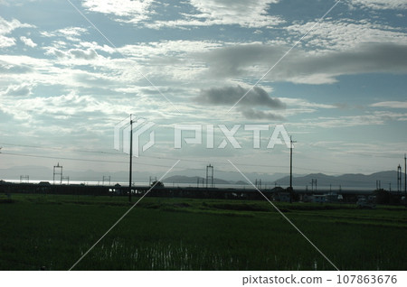 稻田、琵琶湖和雲彩 稻田、琵琶湖和雲彩 107863676