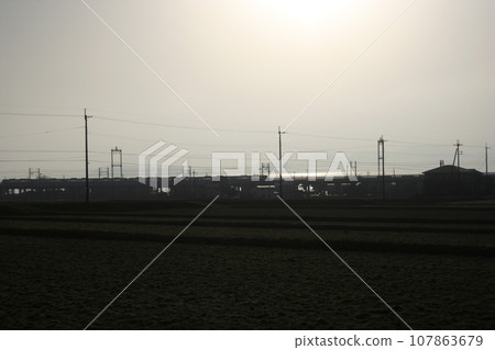 背光的早晨稻田和湖西線 背光的早晨稻田和湖西線 107863679