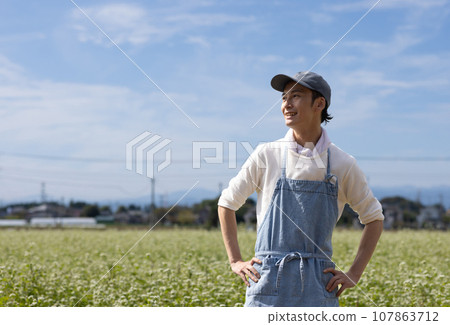 一個年輕人站在蕎麥田裡 107863712